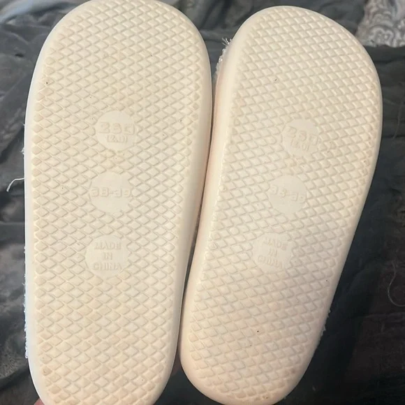 Slippers - Picture 2 of 4